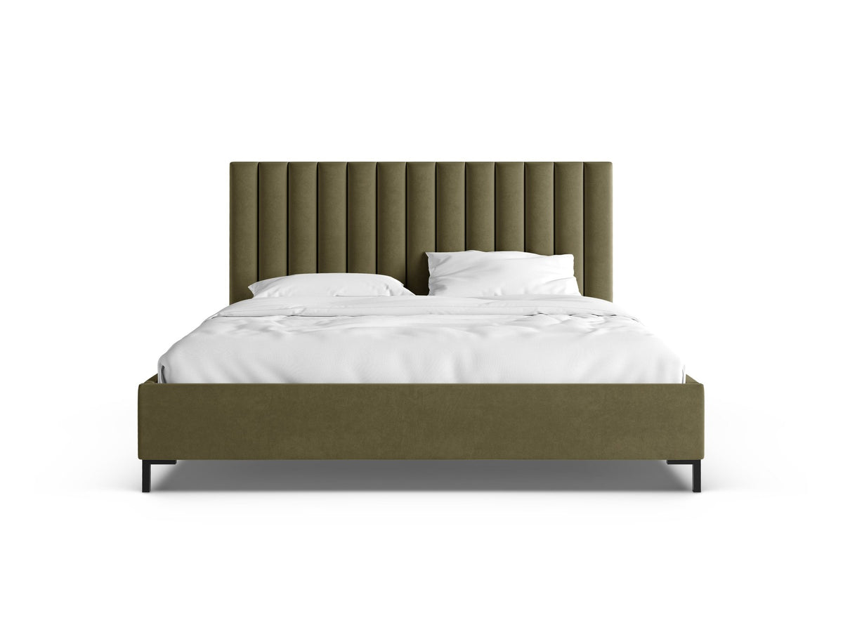 Flaschengrünes Boucle-Bett mit Stauraumkasten, gepolstertem Kopfteil und schwarzen Metallbeinen, Frontalansicht im Schlafzimmer.