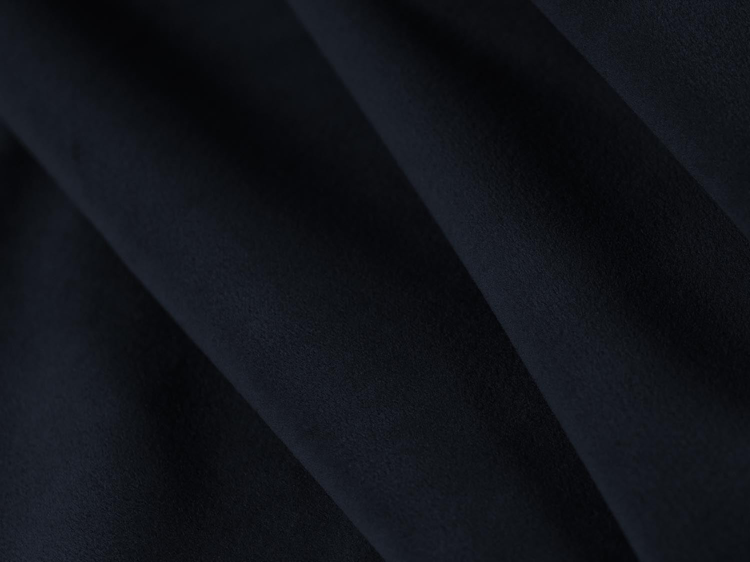 Luxuriöses Miley Velour Bett in tiefem Blau, ausgestattet mit praktischem Stauraum und einem ansprechenden Kopfteil für zeitgemäße Schlafzimmer.