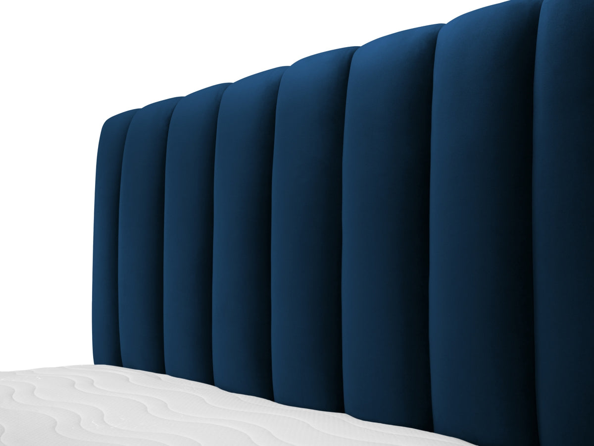 Kelp Bett mit Stauraum und Headboard 200cm in Royal Blue-Bluvel präsentiert im Onlineshop von KAQTU Design AG. Bett ist von Micadoni