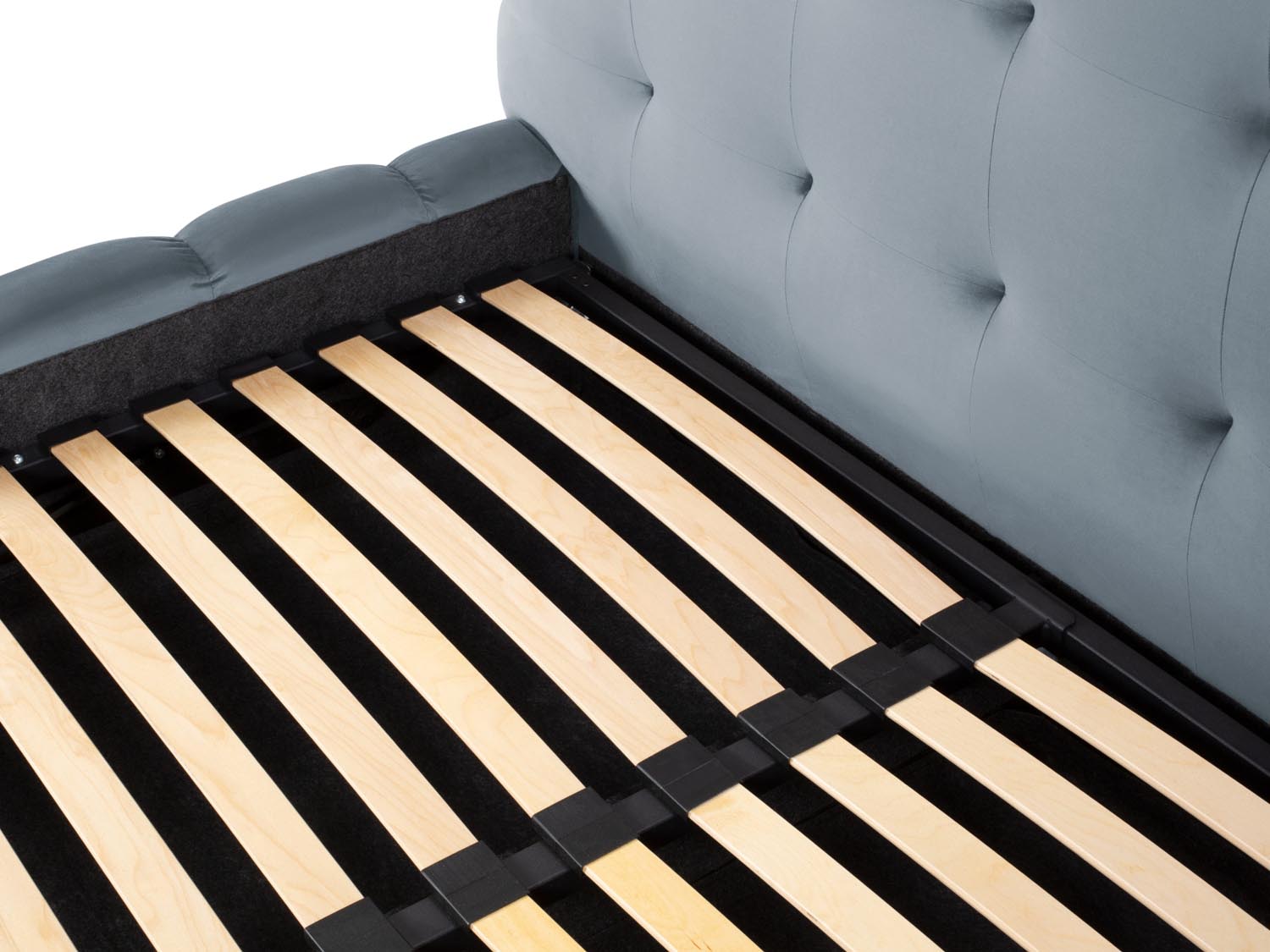 Stilvolles Mamaia Velour Bett in zartem Hellblau, ausgestattet mit praktischem Stauraum und einem eleganten Kopfteil für modernen Komfort.