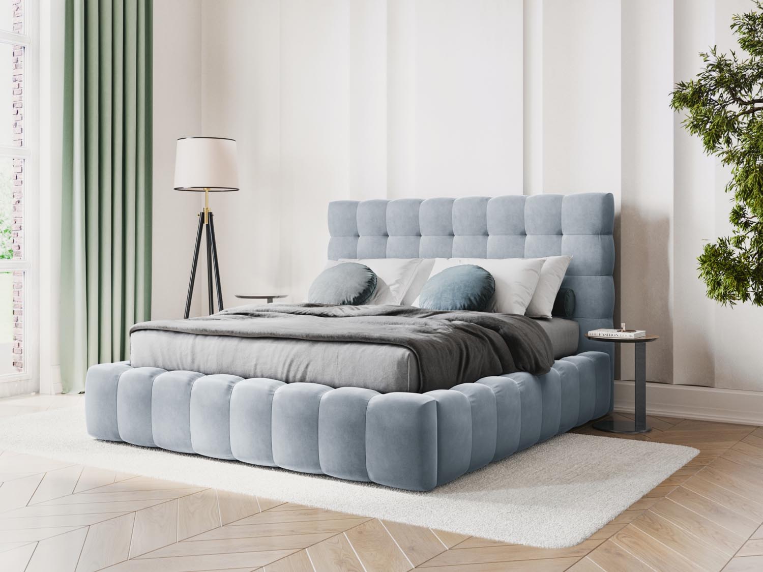Elegantes Mamaia Velour Bett in sanftem Hellblau mit praktischem Stauraum und stilvollem Headboard, ideal für moderne Schlafzimmer.