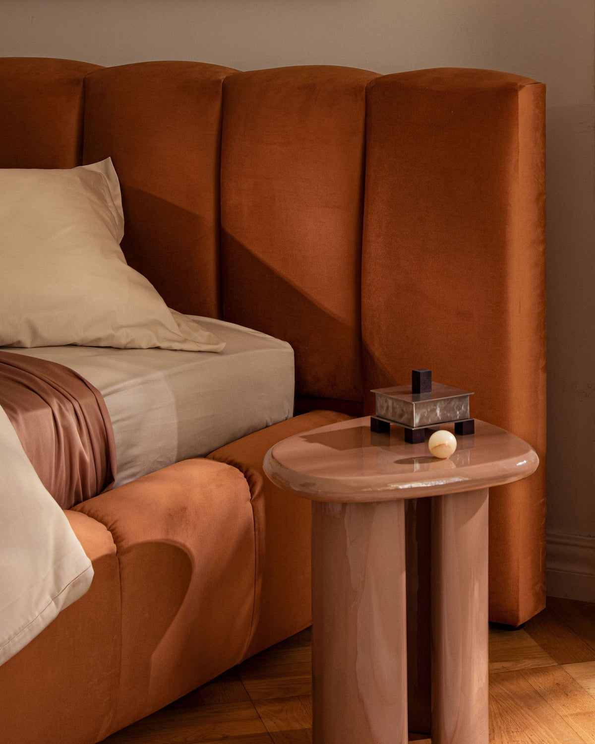 Lupine Bett mit Stauraum mit Kopfteil 90cm in White-Baloo präsentiert im Onlineshop von KAQTU Design AG. Bett ist von Micadoni