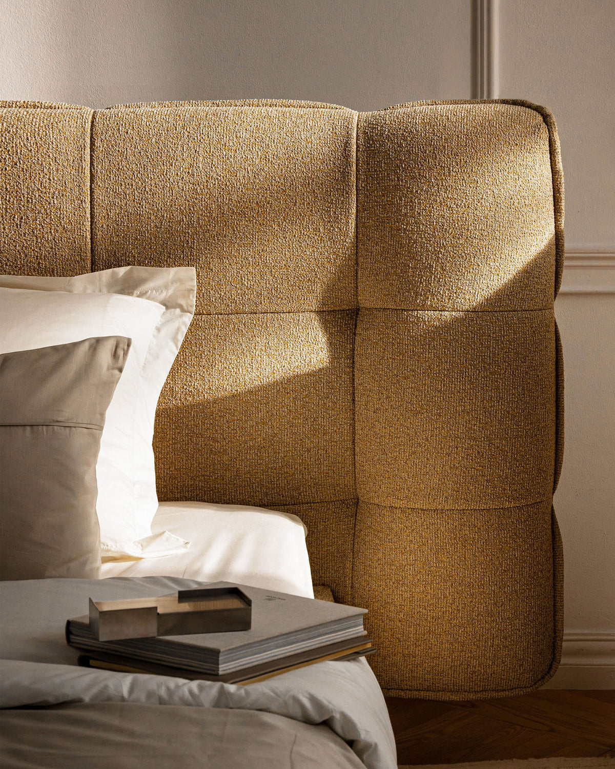 Stauraumbett Eric von Micadoni mit gepolstertem Kopfteil, Metallrahmen und schwarzen Kunststoffbeinen, Bettkasten mit Gaslift-Funktion sichtbar.