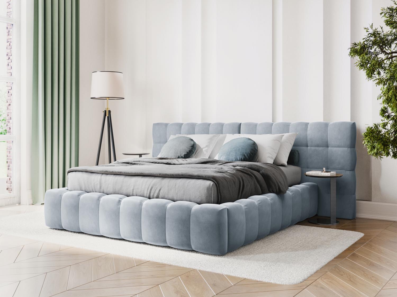 Elegantes Mamaia Velour Bett in sanftem Hellblau mit praktischem Stauraum und stilvollem doppeltem Headboard, ideal für jedes Schlafzimmer.