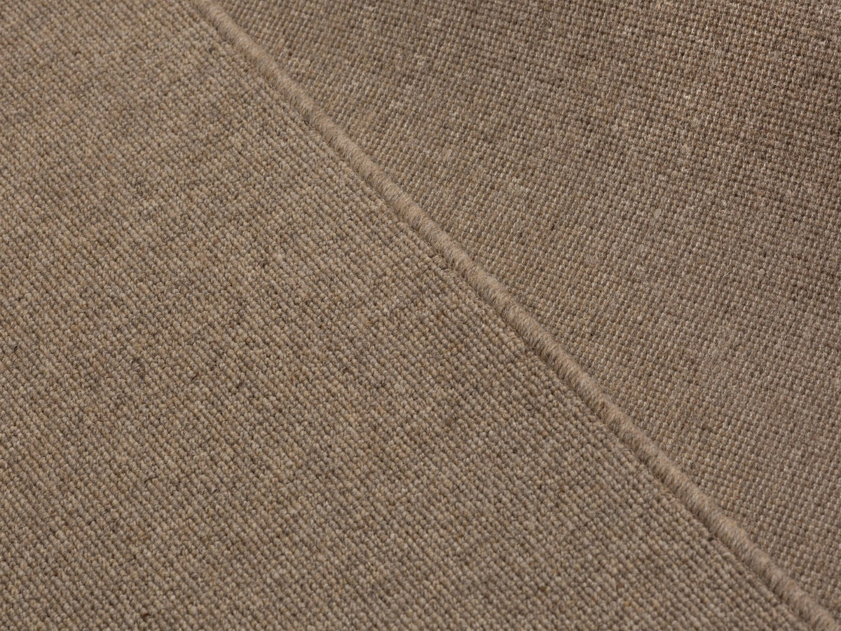 Dunkelbeiger Terra Teppich aus 100% Wolle von Micadoni, rechteckige Form, Grösse 230 x 160 cm, flacher Flor mit sauber verarbeiteten Kanten.