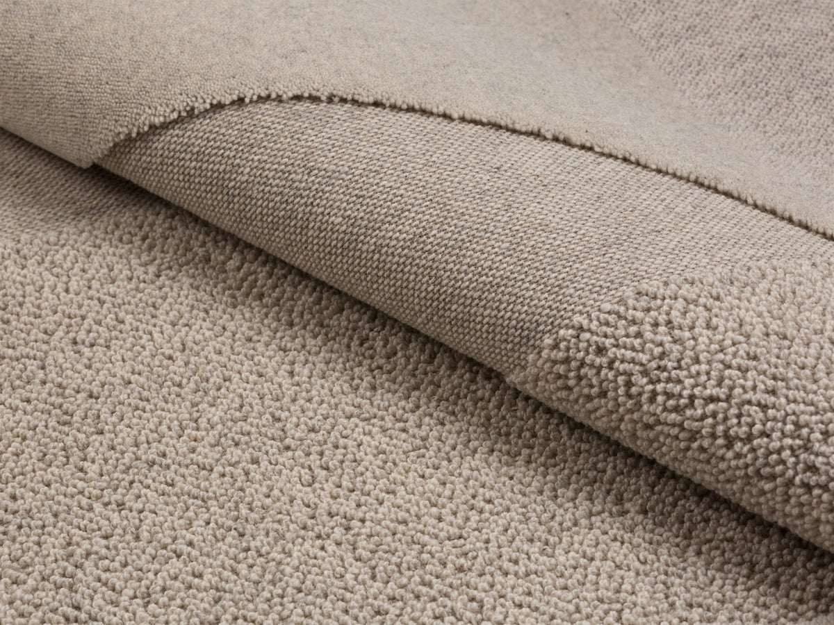 Hellgrauer Wollteppich Constructo von Micadoni, rechteckig, 300 x 200 cm, mit dichtem Flor und sauber verarbeiteten Kanten.