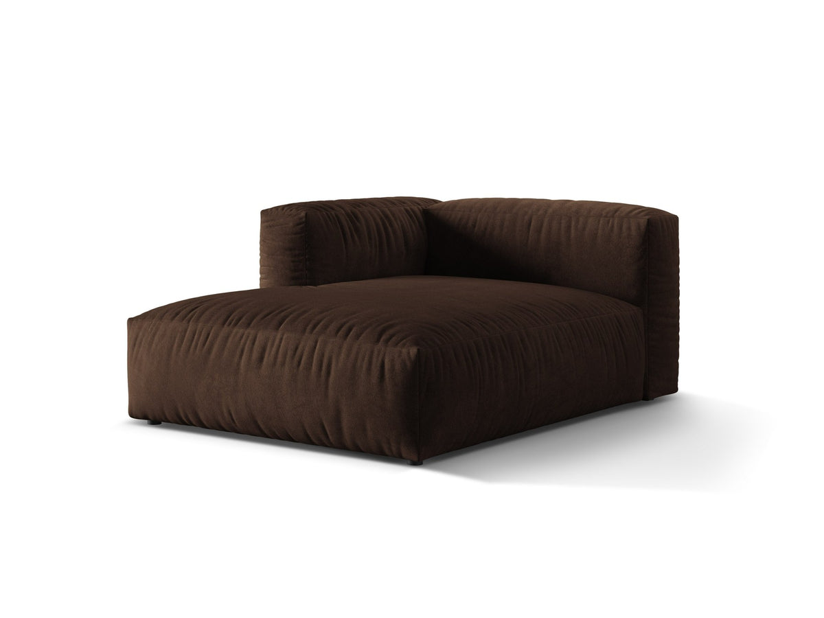 Modulares Sofa Martina von Micadoni in Schokolade: Chaiselongue mit Veloursstoff, schwarzen Kunststoffbeinen und niedriger Rückenlehne.