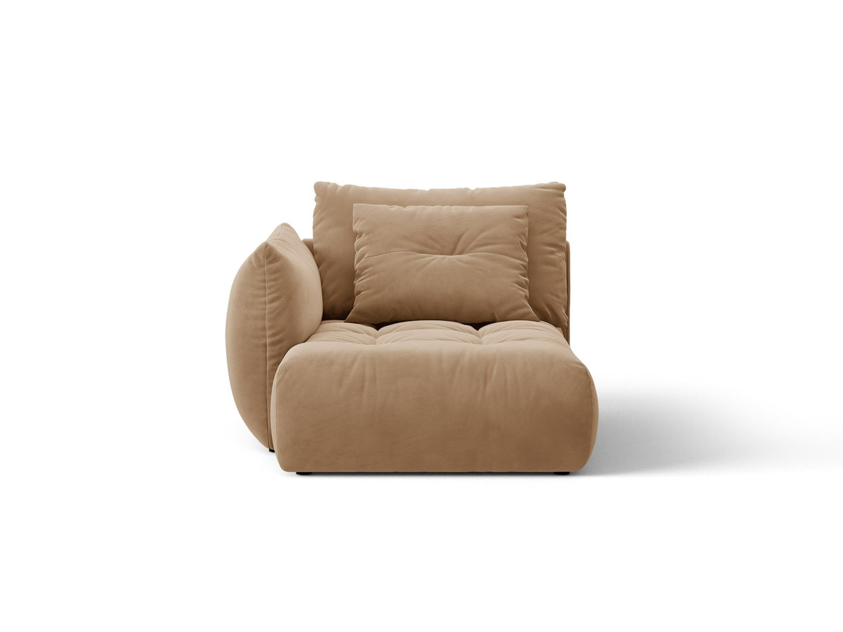 Beige Chaiselongue Bloom von Micadoni mit Veloursbezug Casino Pearl, schwarzen Kunststoffbeinen und gepolsterter Rückenlehne.