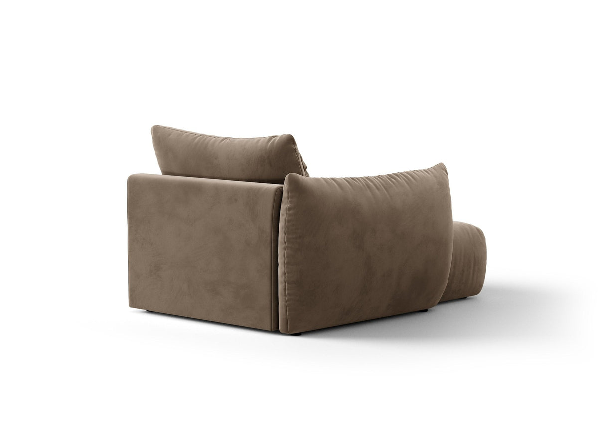 Beige Chaiselongue Bloom von Micadoni mit Veloursbezug Casino Pearl, schwarzen Kunststoffbeinen und gepolsterter Rückenlehne.