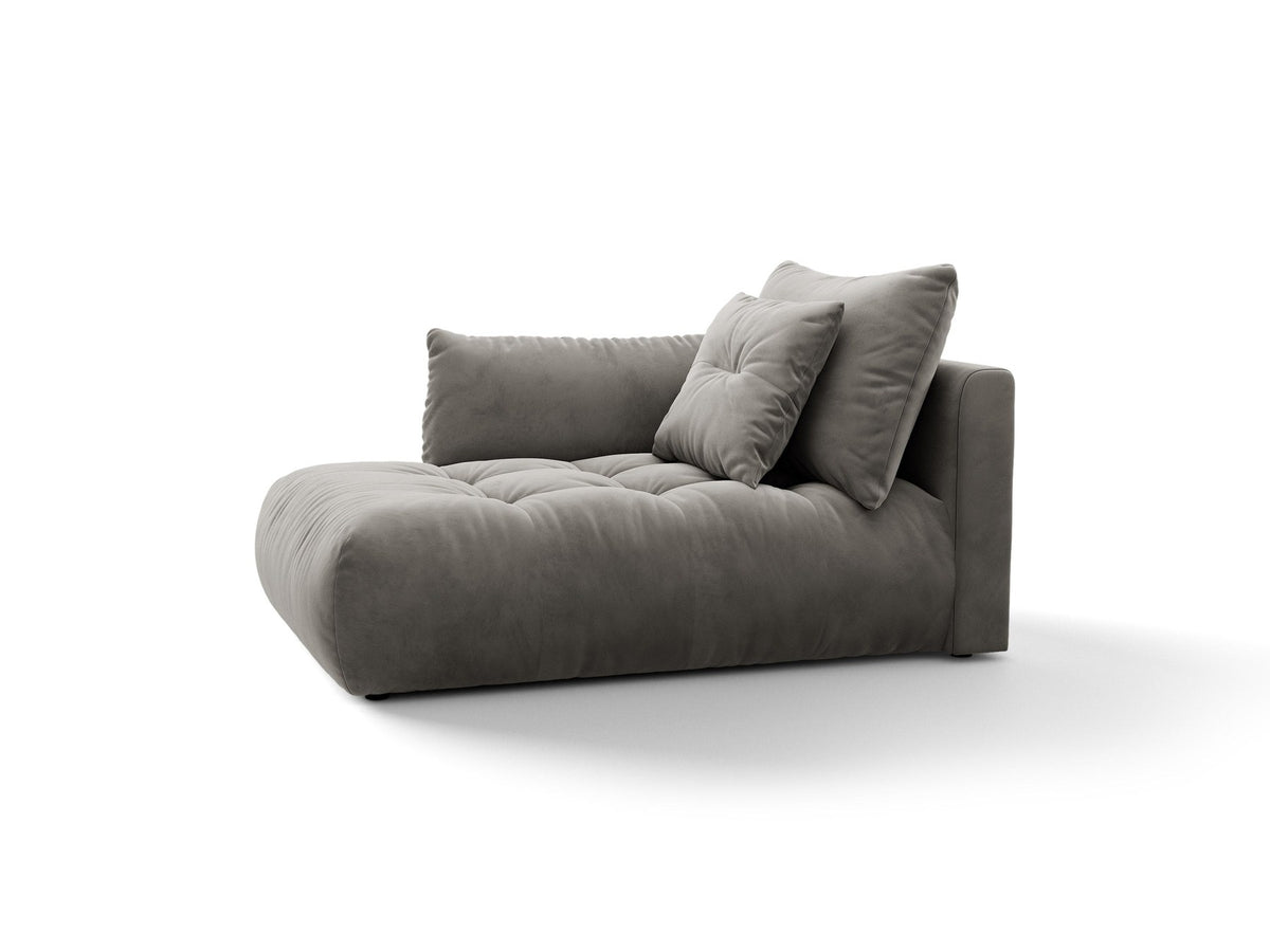 Beige Chaiselongue Bloom von Micadoni mit Veloursbezug Casino Pearl, schwarzen Kunststoffbeinen und gepolsterter Rückenlehne.