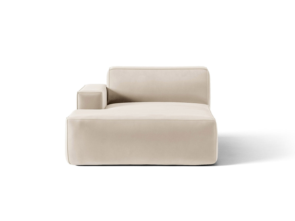 Jodie Chaiselongue von Micadoni in leichtem Beige, Venus-Samtstoff-Bezug, schwarze Kunststoffbeine, modulares Sofa-Element mit linker Ausrichtung.