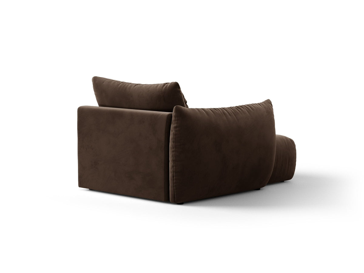 Beige Chaiselongue Bloom von Micadoni mit Veloursbezug Casino Pearl, schwarzen Kunststoffbeinen und gepolsterter Rückenlehne.