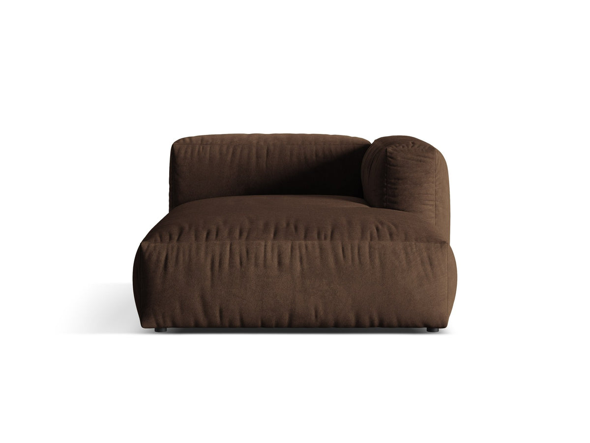 Martina Chaiselongue von Micadoni in Schokolade-Veloursstoff, schwarze Kunststoffbeine, rechtsseitige Ausrichtung, modulares Sofa-Element.