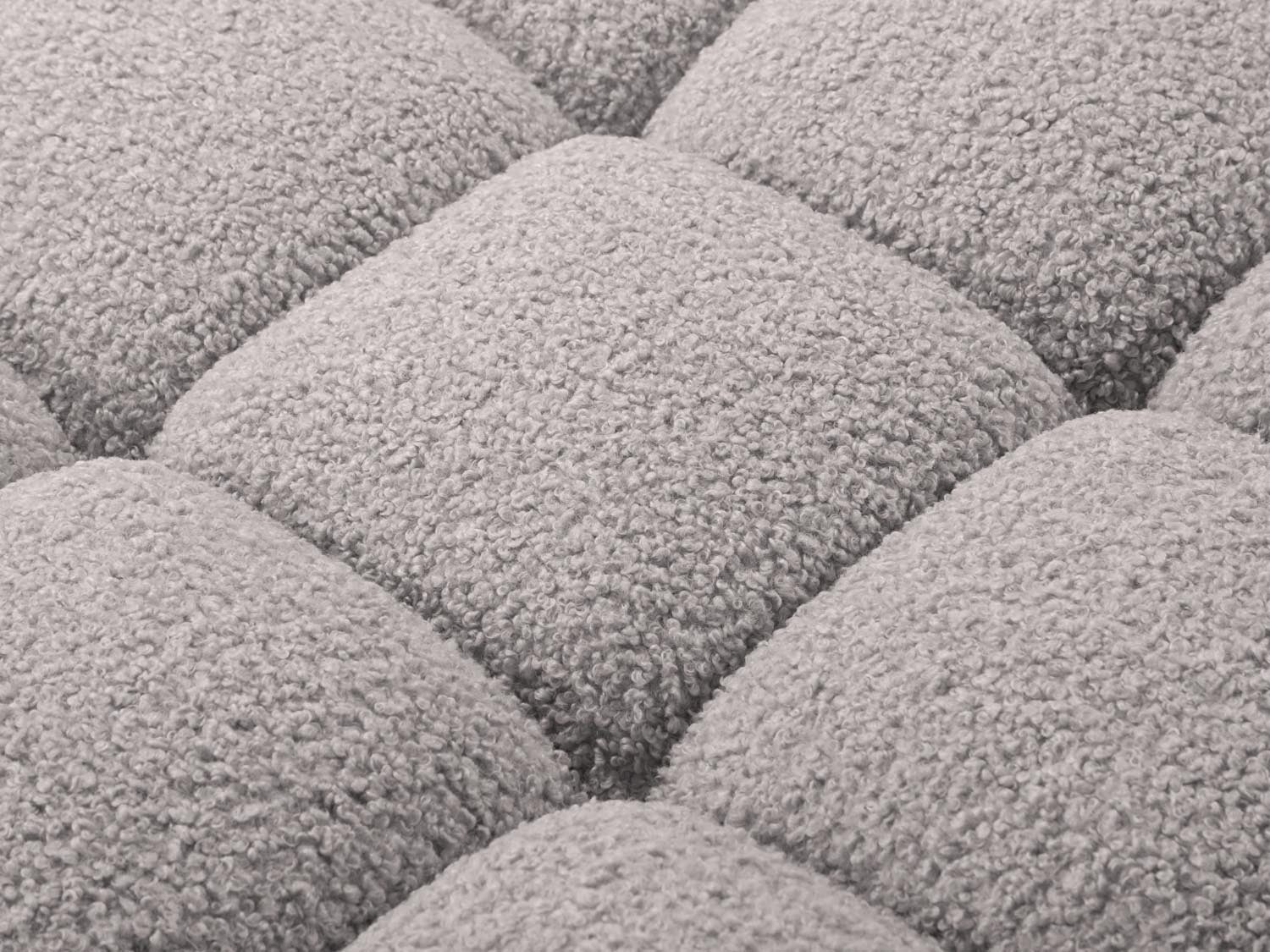 Stilvolles Bellis Boucle Sofa Chaise Lounge in sanftem Grau, perfekt für moderne Wohnkonzepte und gemütliche Entspannungsecken.