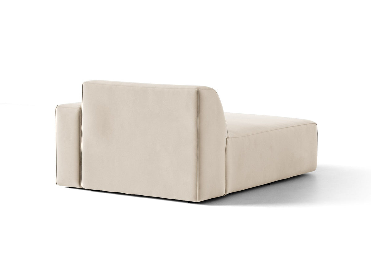 Beige Chaiselongue Jodie von Micadoni mit Samtstoff-Bezug, schwarzen Kunststoffbeinen und modularer Sofa-Bauweise, rechte Ausrichtung.