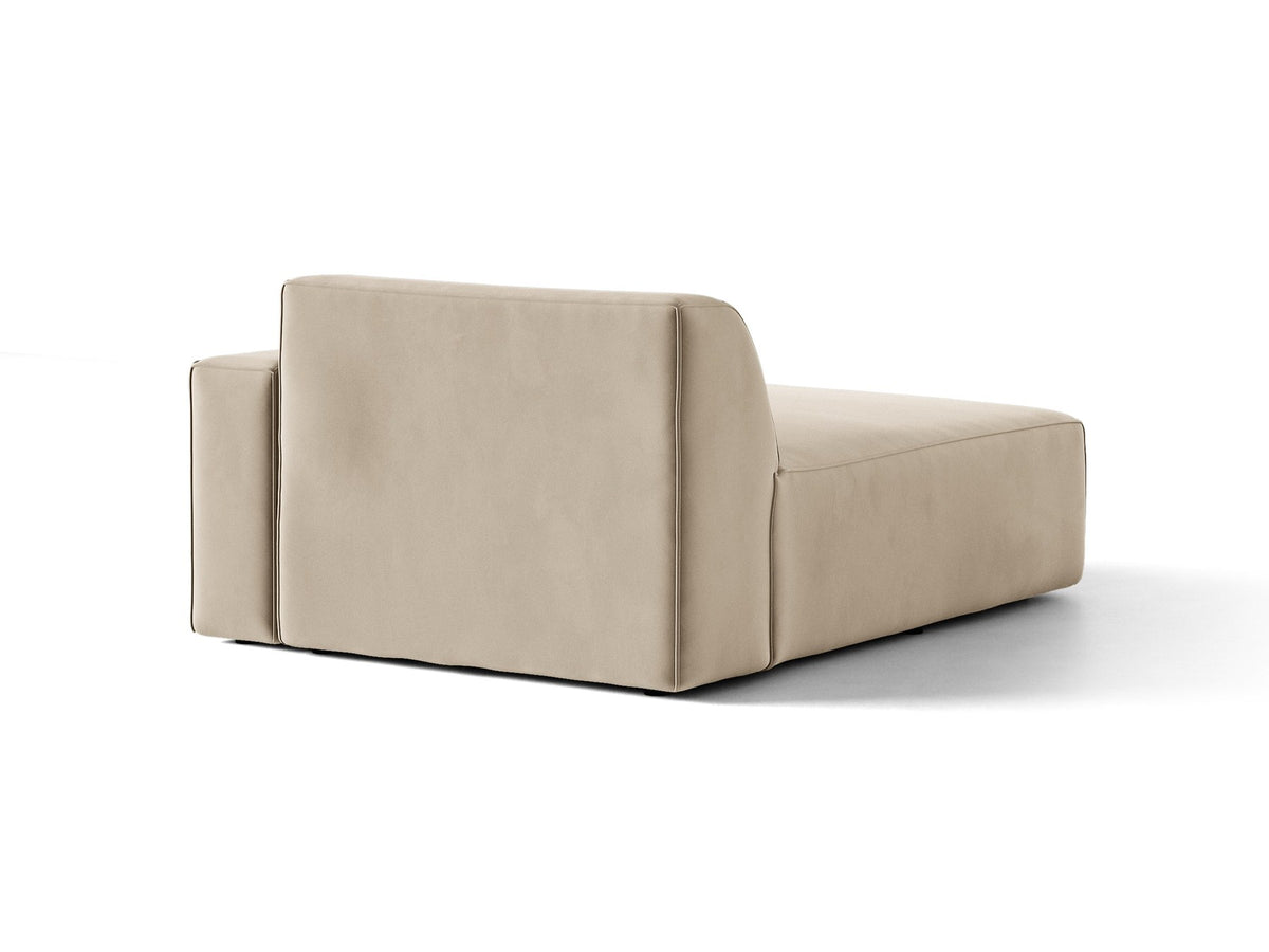 Beige Chaiselongue Jodie von Micadoni mit Samtstoff-Bezug, schwarzen Kunststoffbeinen und modularer Sofa-Bauweise, rechte Ausrichtung.