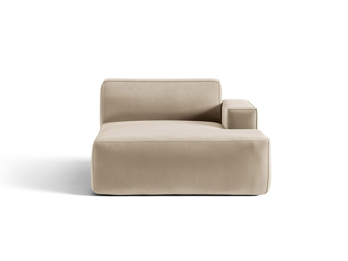 Beige Chaiselongue Jodie von Micadoni mit Samtstoff-Bezug, schwarzen Kunststoffbeinen und modularer Sofa-Bauweise, rechte Ausrichtung.