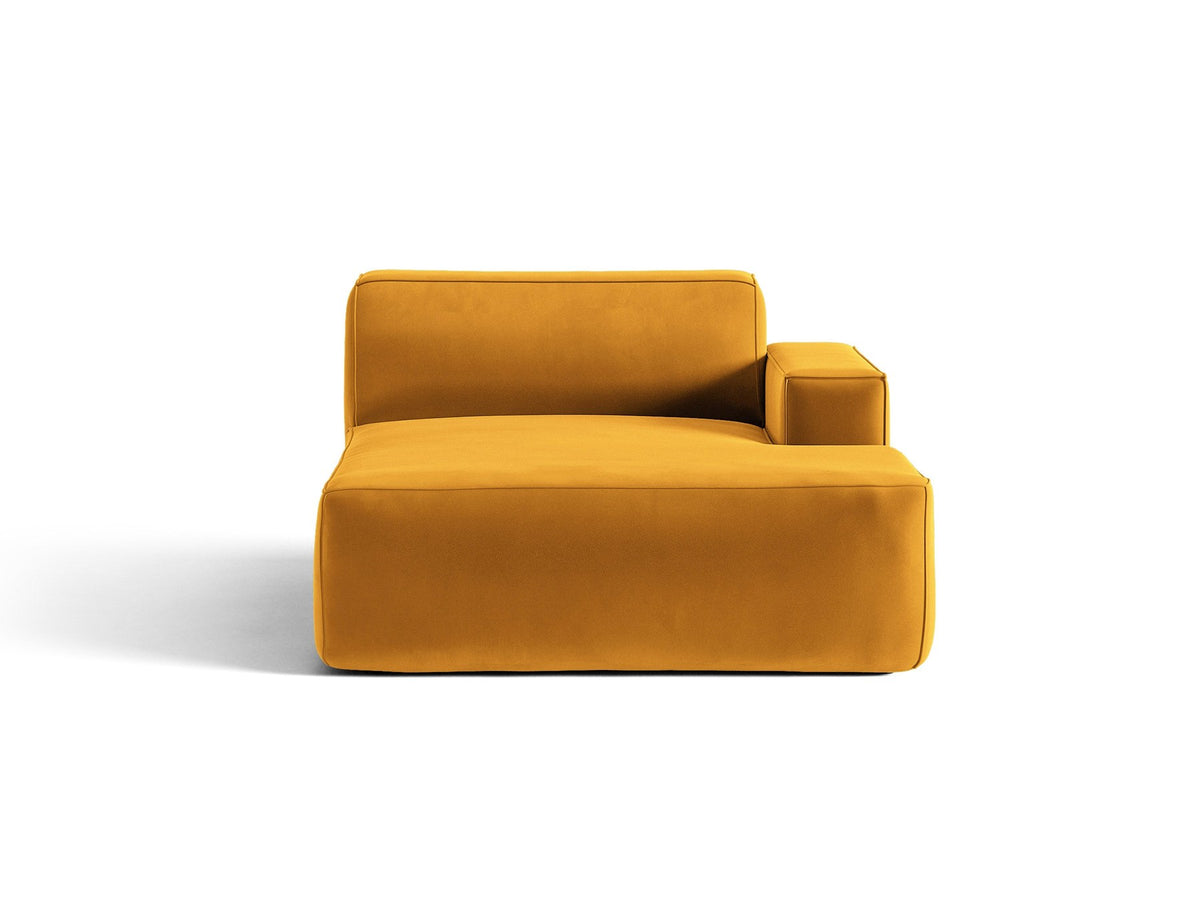 Beige Chaiselongue Jodie von Micadoni mit Samtstoff-Bezug, schwarzen Kunststoffbeinen und modularer Sofa-Bauweise, rechte Ausrichtung.