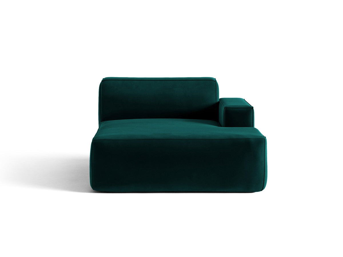 Beige Chaiselongue Jodie von Micadoni mit Samtstoff-Bezug, schwarzen Kunststoffbeinen und modularer Sofa-Bauweise, rechte Ausrichtung.