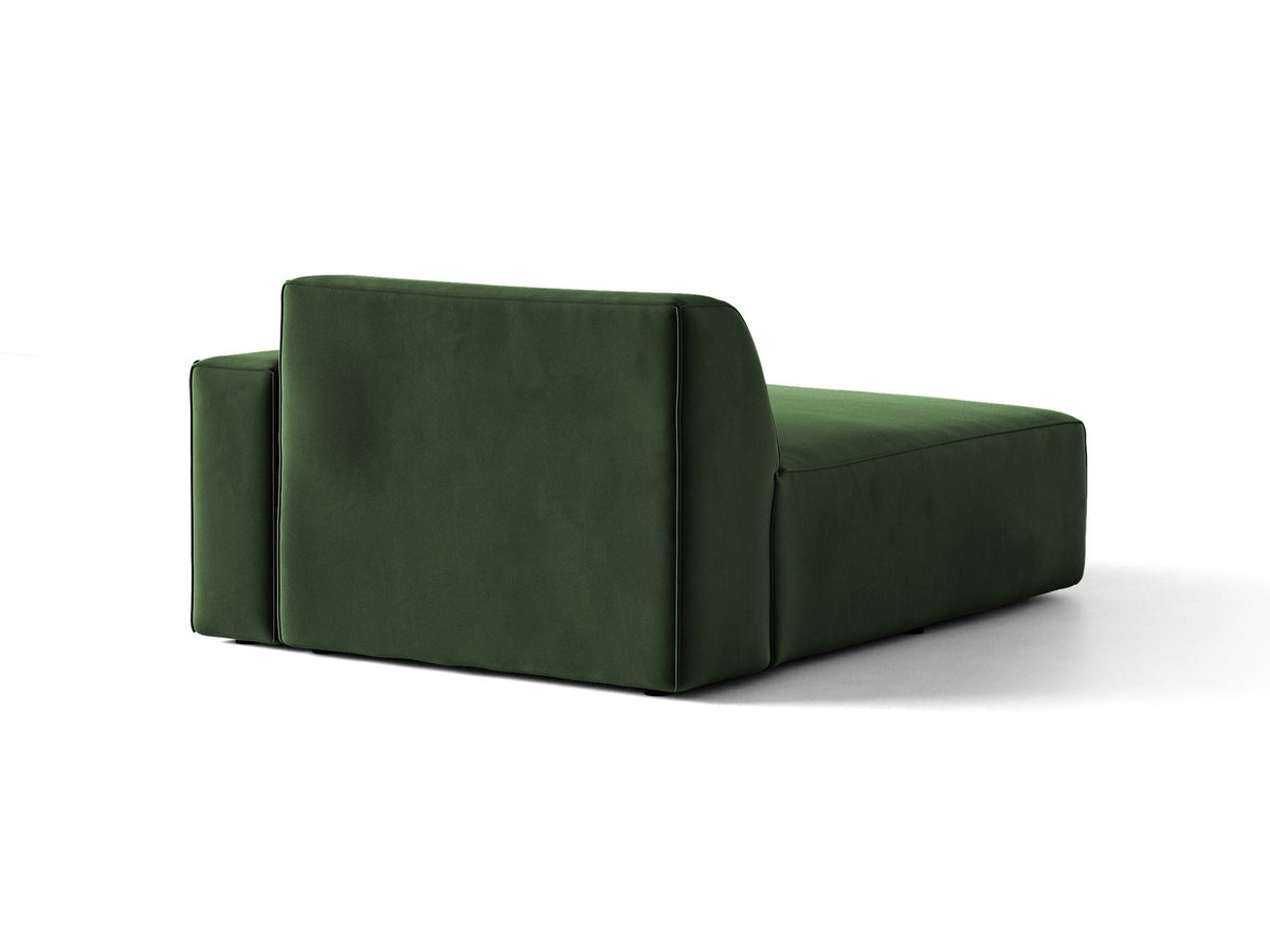 Beige Chaiselongue Jodie von Micadoni mit Samtstoff-Bezug, schwarzen Kunststoffbeinen und modularer Sofa-Bauweise, rechte Ausrichtung.