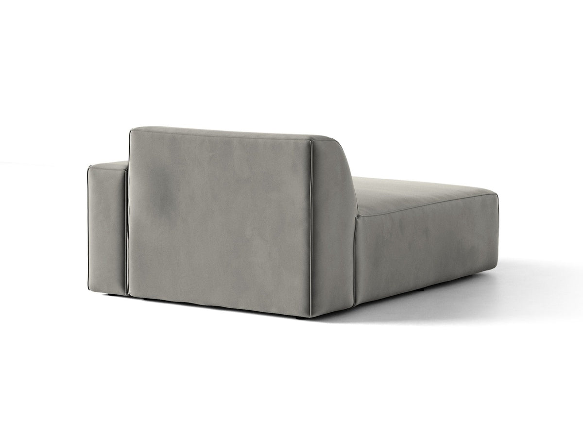 Beige Chaiselongue Jodie von Micadoni mit Samtstoff-Bezug, schwarzen Kunststoffbeinen und modularer Sofa-Bauweise, rechte Ausrichtung.