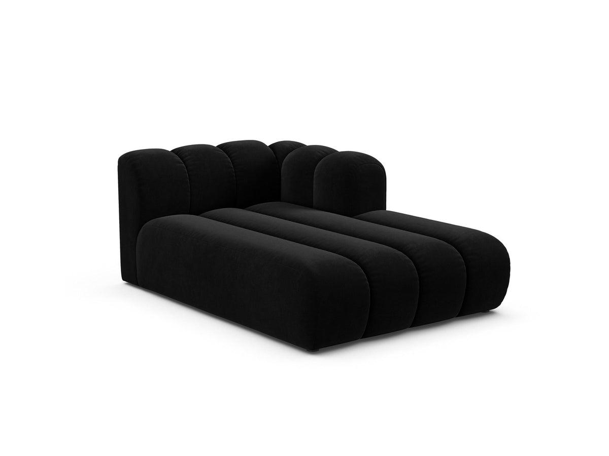 Lupine Chaiselongue von Micadoni, modulares Sofa in leichtem Beige mit Samtstoff, schwarze Kunststoffbeinen, rechte Ausrichtung.