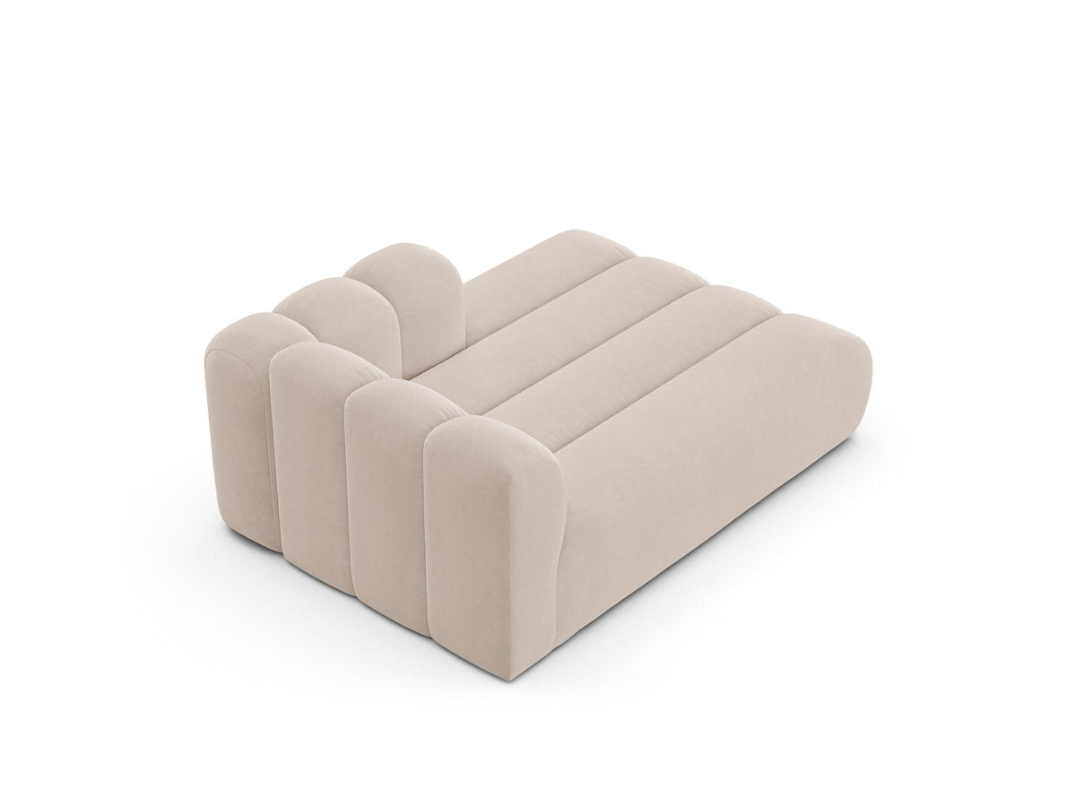 Lupine Chaiselongue von Micadoni, modulares Sofa in leichtem Beige mit Samtstoff, schwarze Kunststoffbeinen, rechte Ausrichtung.
