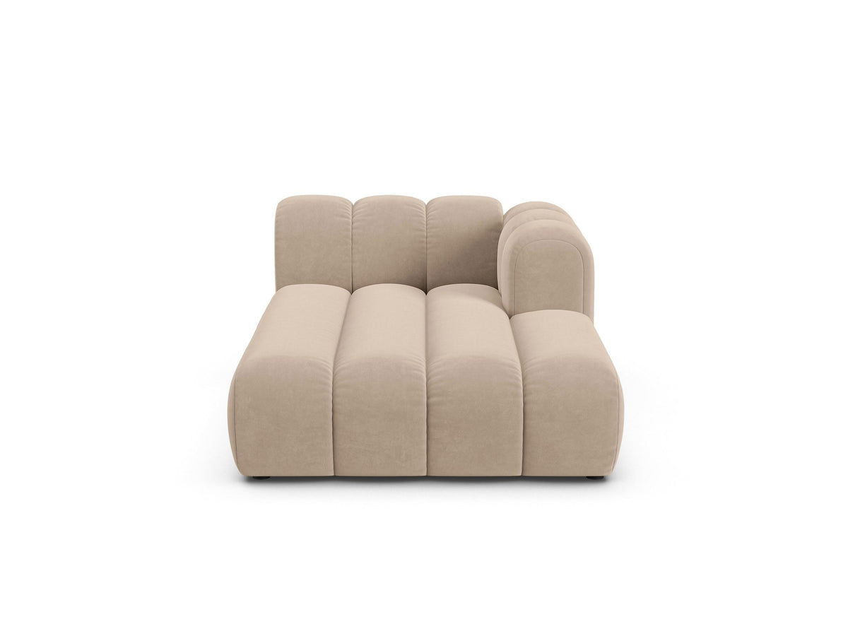 Lupine Chaiselongue von Micadoni, modulares Sofa in leichtem Beige mit Samtstoff, schwarze Kunststoffbeinen, rechte Ausrichtung.