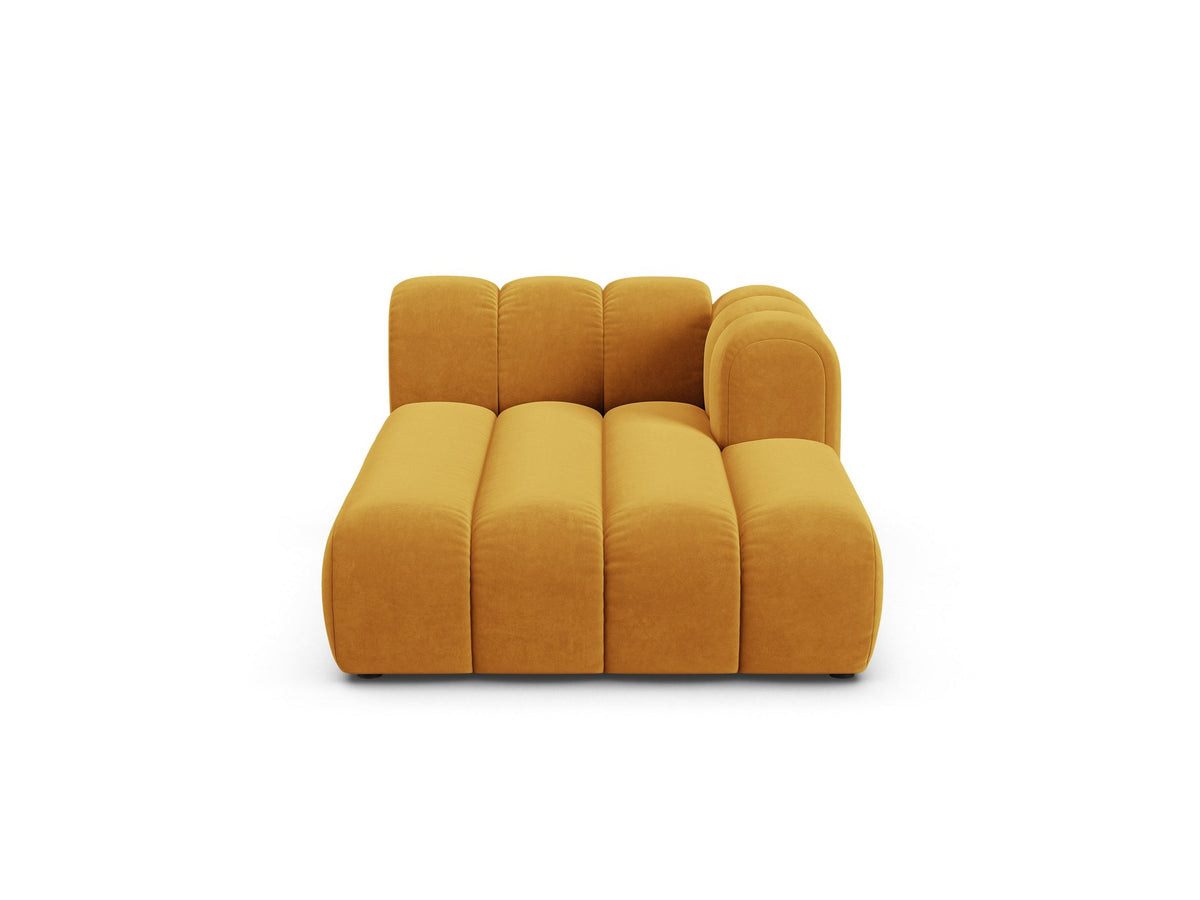 Lupine Chaiselongue von Micadoni, modulares Sofa in leichtem Beige mit Samtstoff, schwarze Kunststoffbeinen, rechte Ausrichtung.