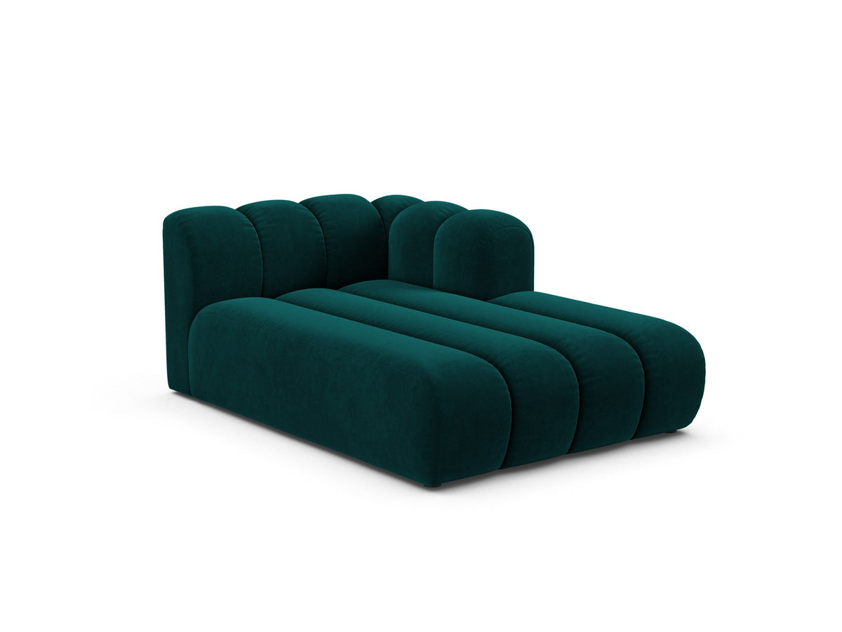 Lupine Chaiselongue von Micadoni, modulares Sofa in leichtem Beige mit Samtstoff, schwarze Kunststoffbeinen, rechte Ausrichtung.