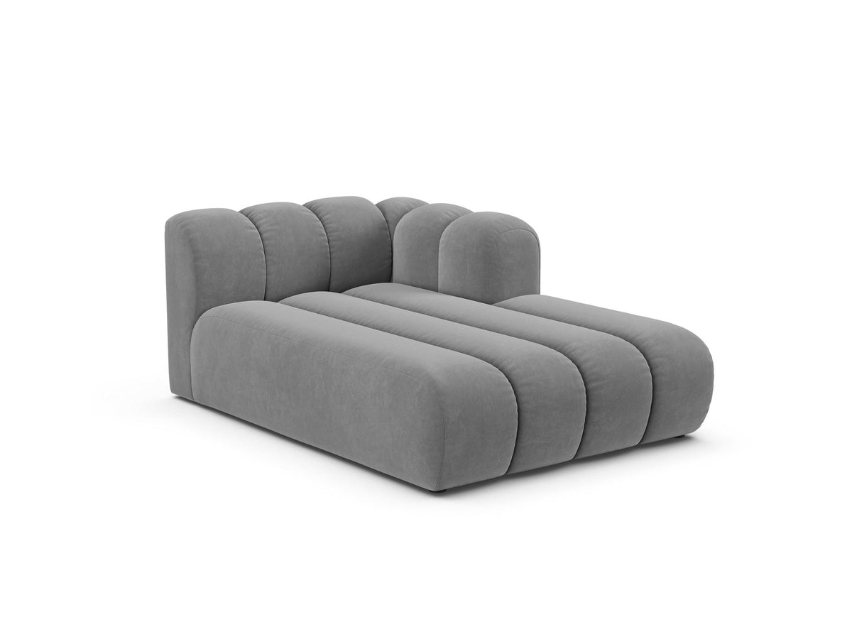 Lupine Chaiselongue von Micadoni, modulares Sofa in leichtem Beige mit Samtstoff, schwarze Kunststoffbeinen, rechte Ausrichtung.