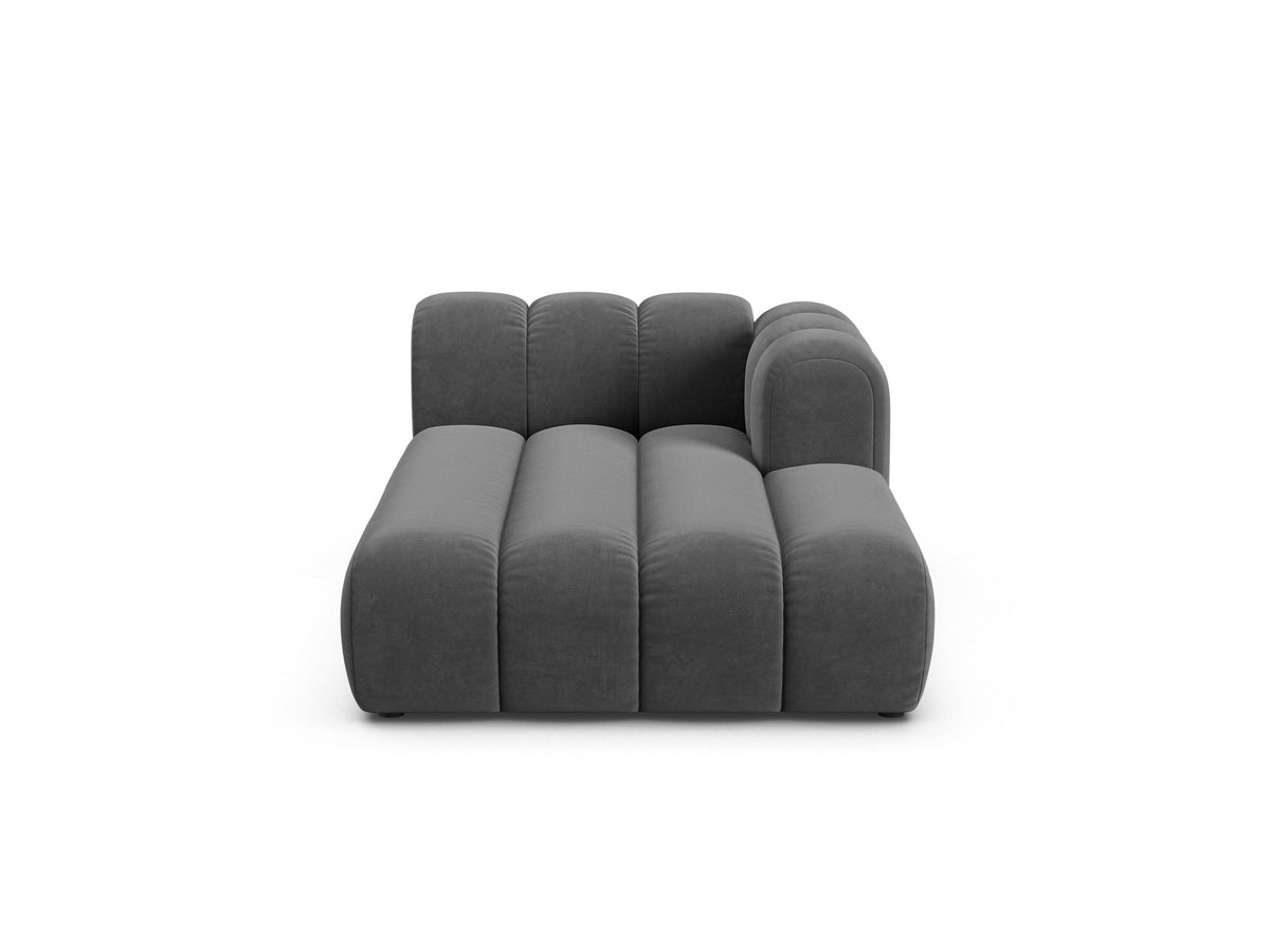 Lupine Chaiselongue von Micadoni, modulares Sofa in leichtem Beige mit Samtstoff, schwarze Kunststoffbeinen, rechte Ausrichtung.