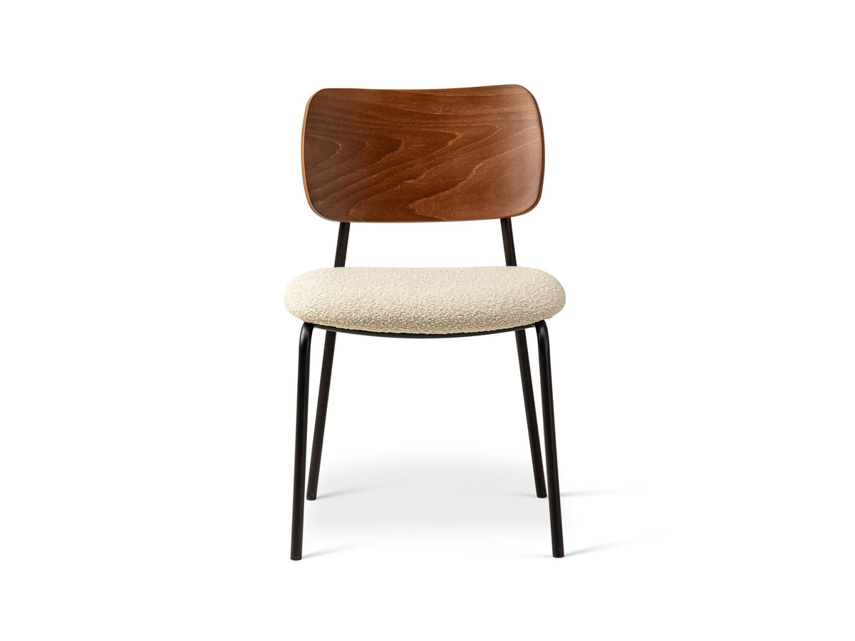 Beiger Samtstuhl mit gepolstertem Sitz aus Bouclé-Stoff, ergonomischer Rückenlehne aus Buchenholz und schwarzen Stahlbeinen im Esszimmer.