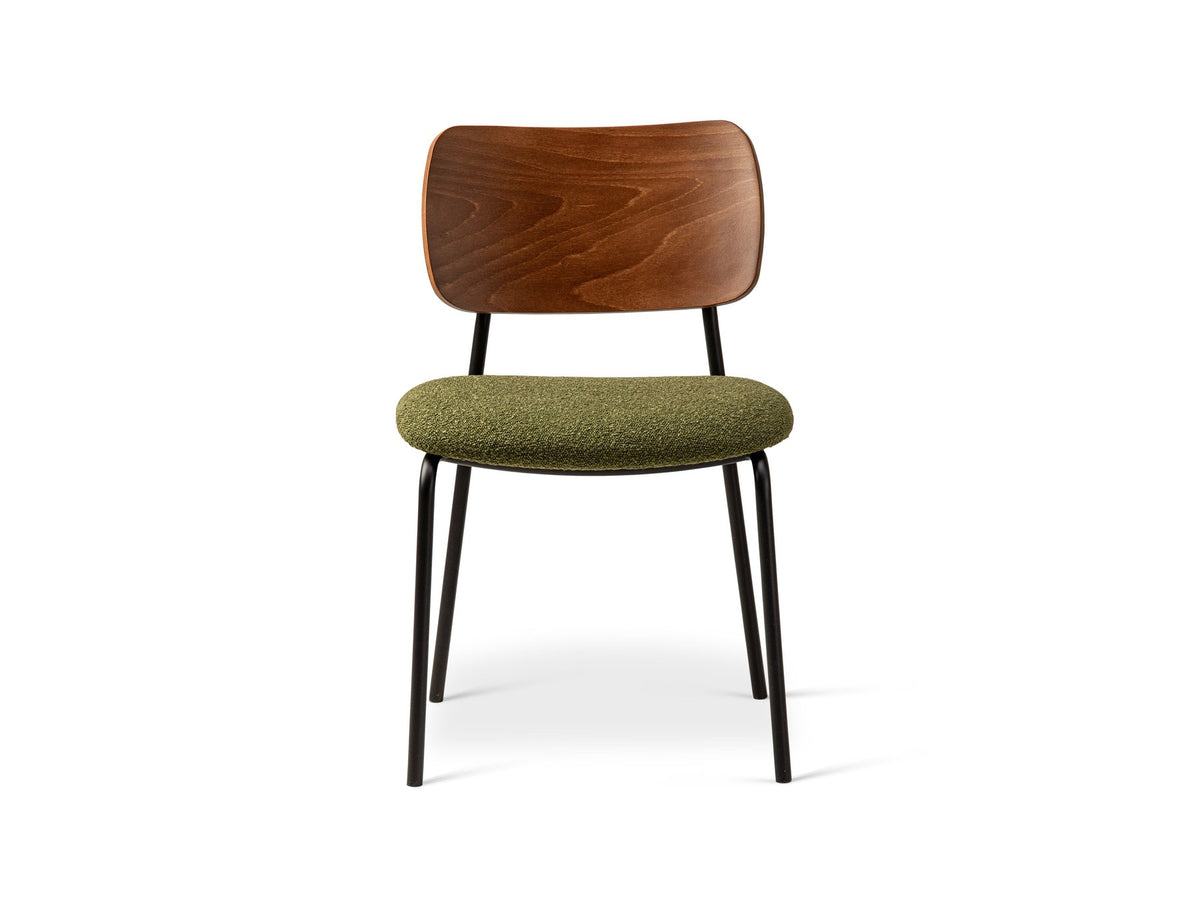 Beiger Samtstuhl mit gepolstertem Sitz aus Bouclé-Stoff, ergonomischer Rückenlehne aus Buchenholz und schwarzen Stahlbeinen im Esszimmer.