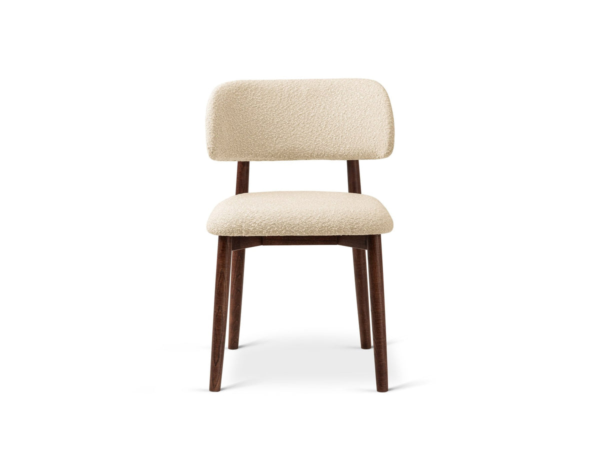 Beige gepolsterter Stuhl mit dick strukturiertem Bouclé-Stoff, gerader Rückenlehne und vier Beinen aus Nussbaumholz, Frontalansicht.