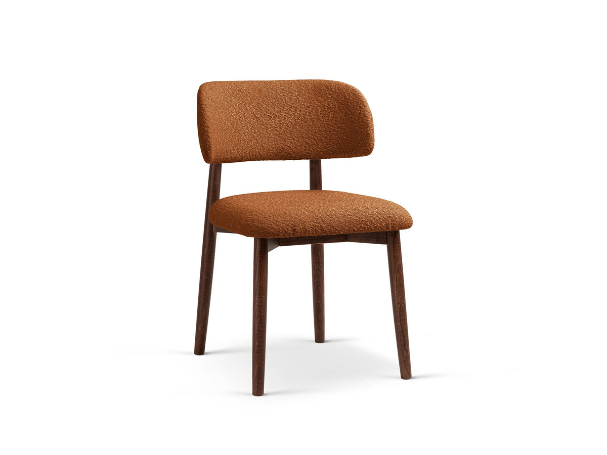 Beige gepolsterter Stuhl mit dick strukturiertem Bouclé-Stoff, gerader Rückenlehne und vier Beinen aus Nussbaumholz, Frontalansicht.