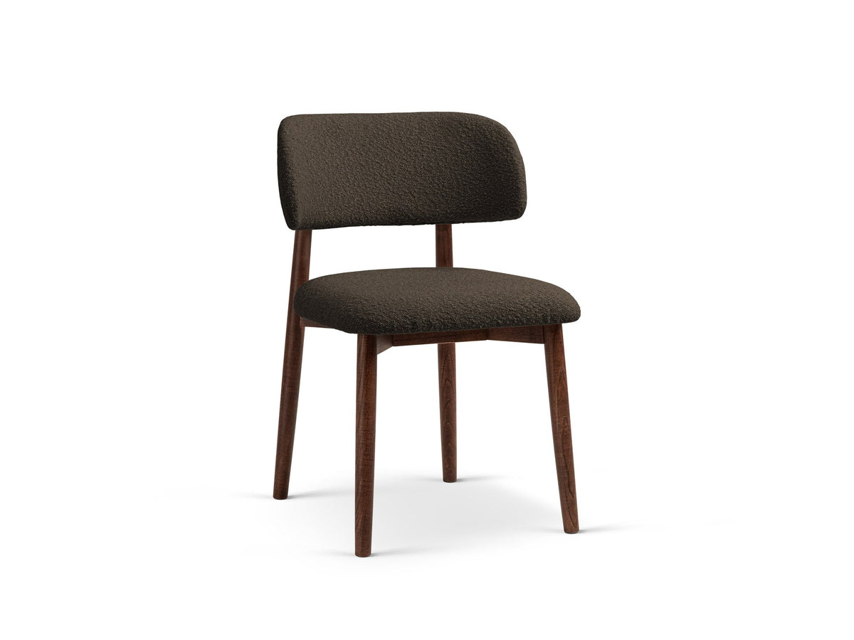 Beige gepolsterter Stuhl mit dick strukturiertem Bouclé-Stoff, gerader Rückenlehne und vier Beinen aus Nussbaumholz, Frontalansicht.
