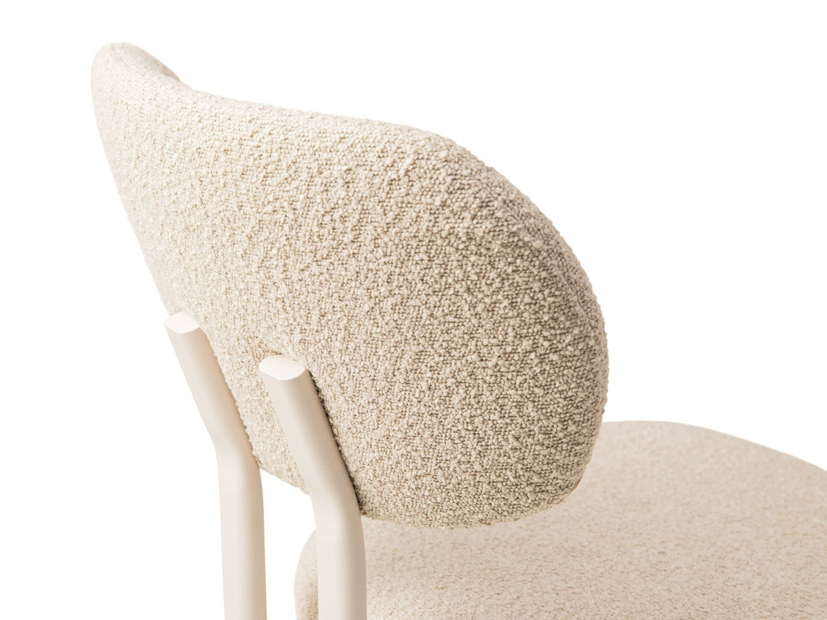 Beiger Bouclé-Stuhl Sam von Micadoni mit Stahlbeinen in Creme, gepolsterter Sitzfläche und Rückenlehne, moderne Formgebung ohne Armlehnen.