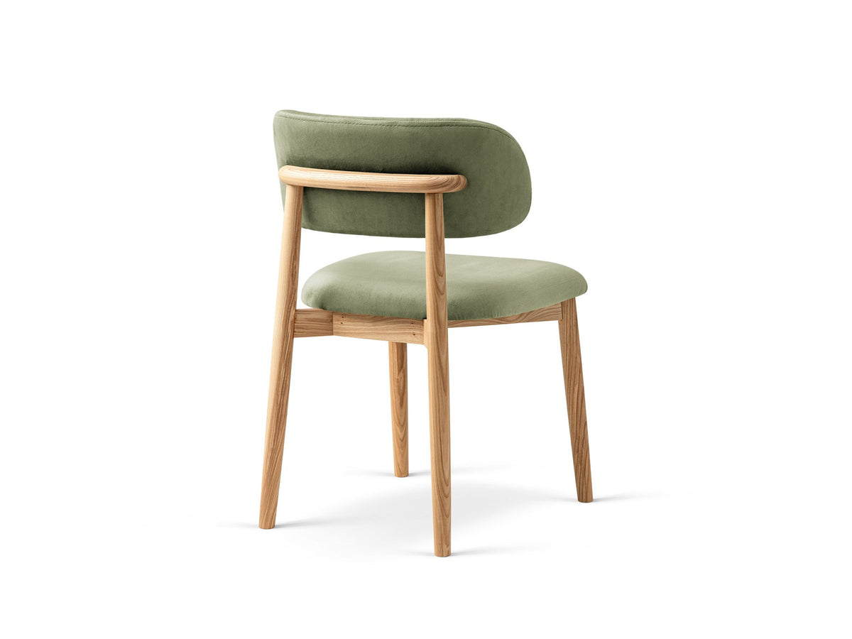 Stuhl Evan von Micadoni in Beige mit strukturiertem Bouclé-Bezug, Sitz- und Rückenpolster sowie Beinen aus natürlichem Buchenholz.