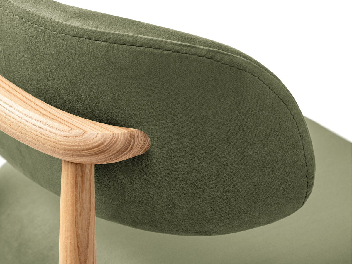 Stuhl Evan von Micadoni in Beige mit strukturiertem Bouclé-Bezug, Sitz- und Rückenpolster sowie Beinen aus natürlichem Buchenholz.
