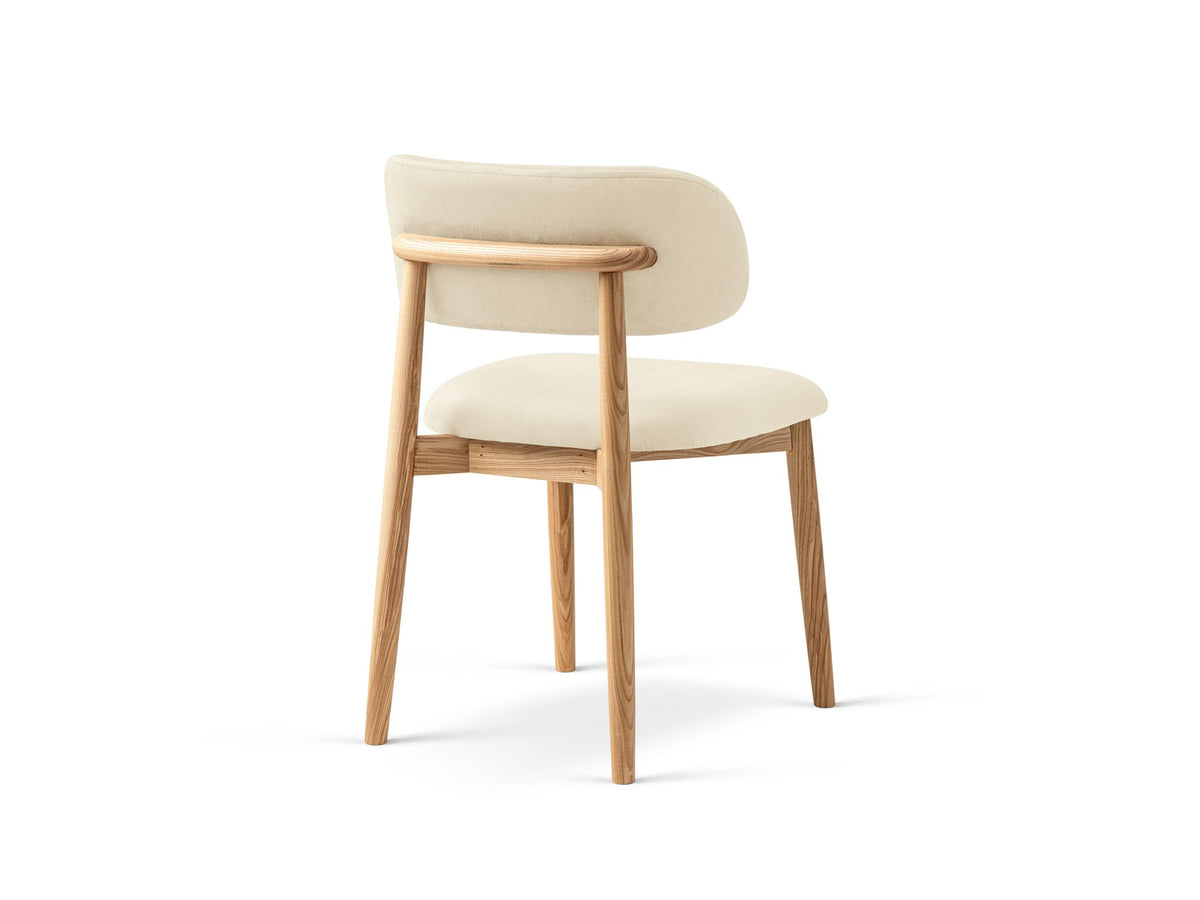 Stuhl Evan von Micadoni in Beige mit strukturiertem Bouclé-Bezug, Sitz- und Rückenpolster sowie Beinen aus natürlichem Buchenholz.