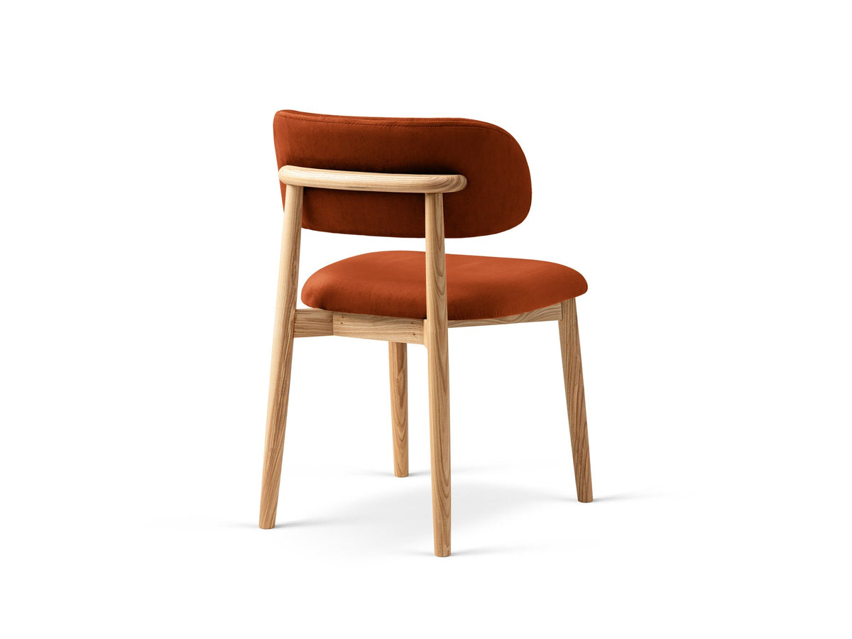 Stuhl Evan von Micadoni in Beige mit strukturiertem Bouclé-Bezug, Sitz- und Rückenpolster sowie Beinen aus natürlichem Buchenholz.