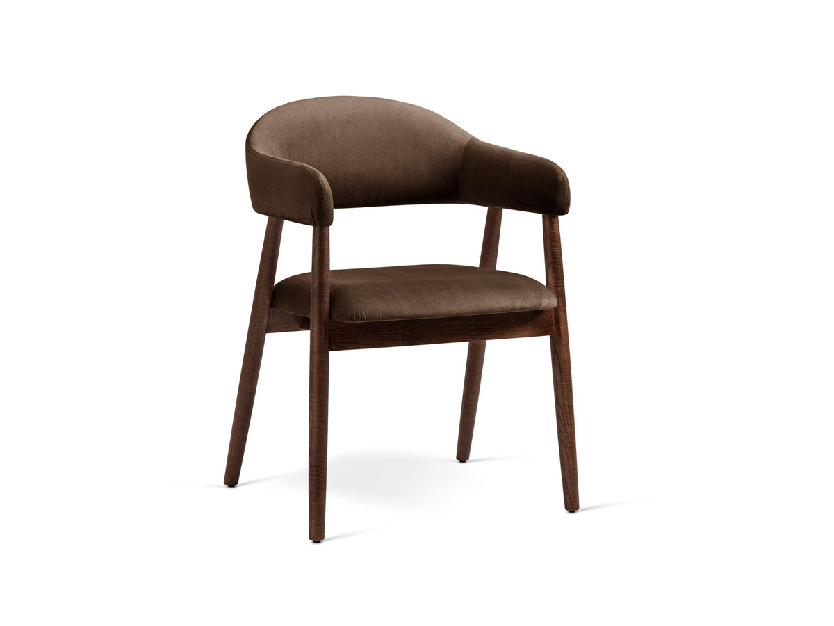 Foto vom Adra Samtstuhl in Mandel beige mit weichem Samtbezug, gepolsterter Sitzfläche und Beinen aus Nussbaum-Holz.