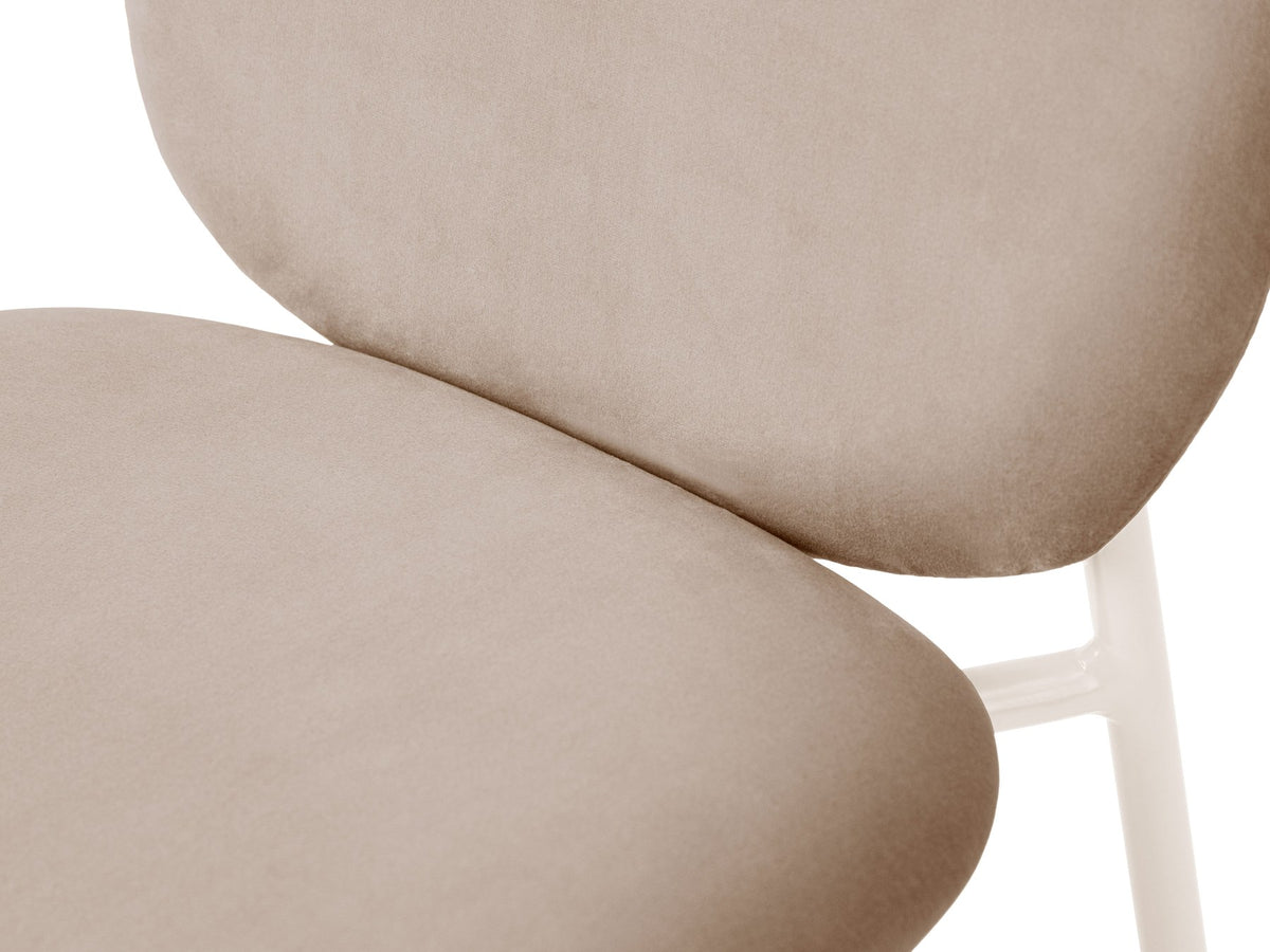 Produktfoto des Caroline Stuhls von Micadoni in Mandel Beige mit Samtstoff-Bezug, gepolsterter Rückenlehne und schlanken Stahlbeinen.
