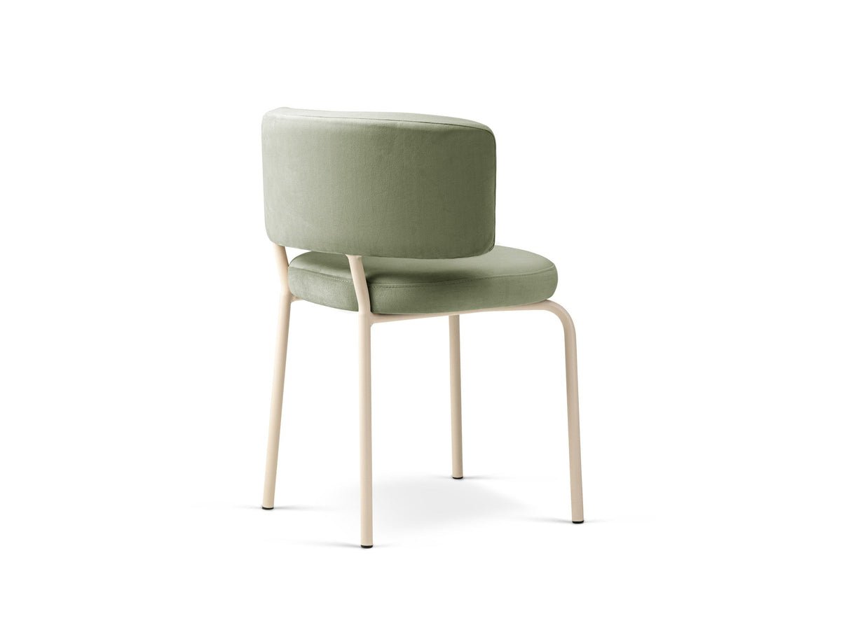 Samtstuhl Dora in Mandel beige mit gepolsterter Rückenlehne, niedriger Rückenlehnenform und Stahlbeinen in Creme, ohne Armlehnen.