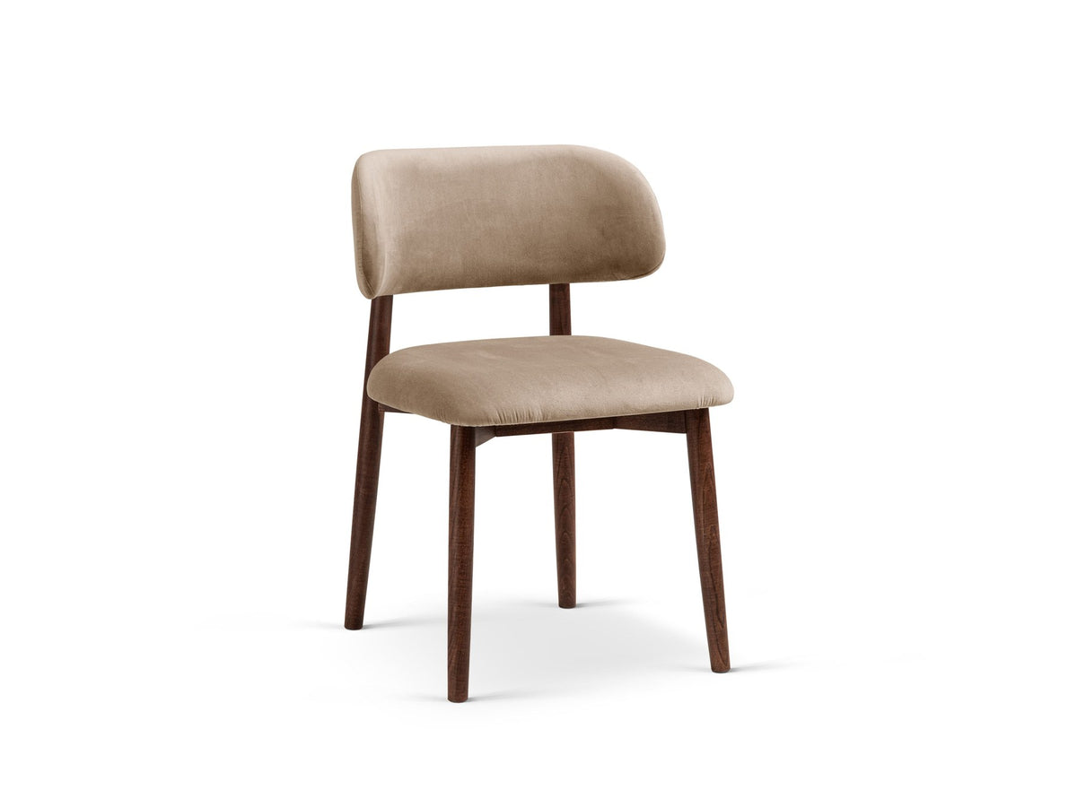 Beige gepolsterter Stuhl mit dick strukturiertem Bouclé-Stoff, gerader Rückenlehne und vier Beinen aus Nussbaumholz, Frontalansicht.