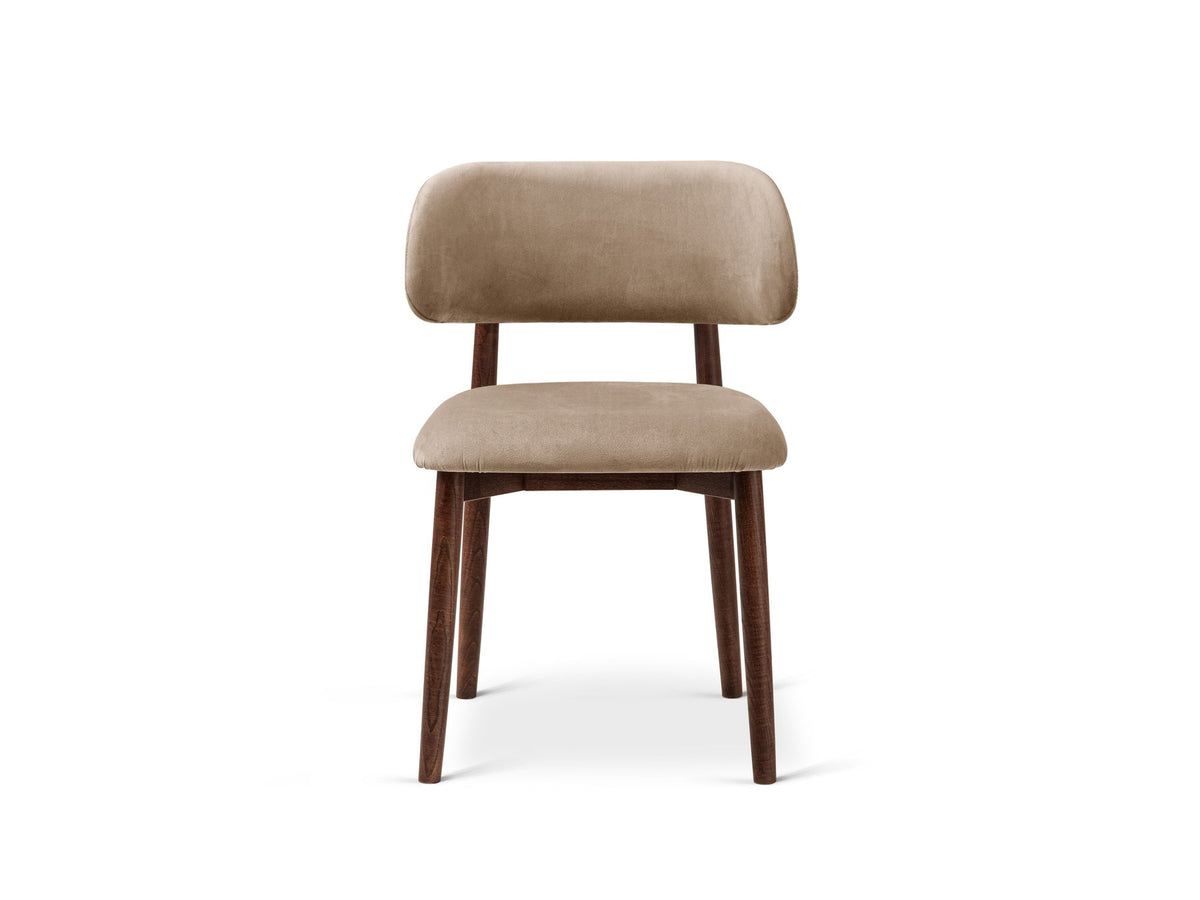 Beige gepolsterter Stuhl mit dick strukturiertem Bouclé-Stoff, gerader Rückenlehne und vier Beinen aus Nussbaumholz, Frontalansicht.