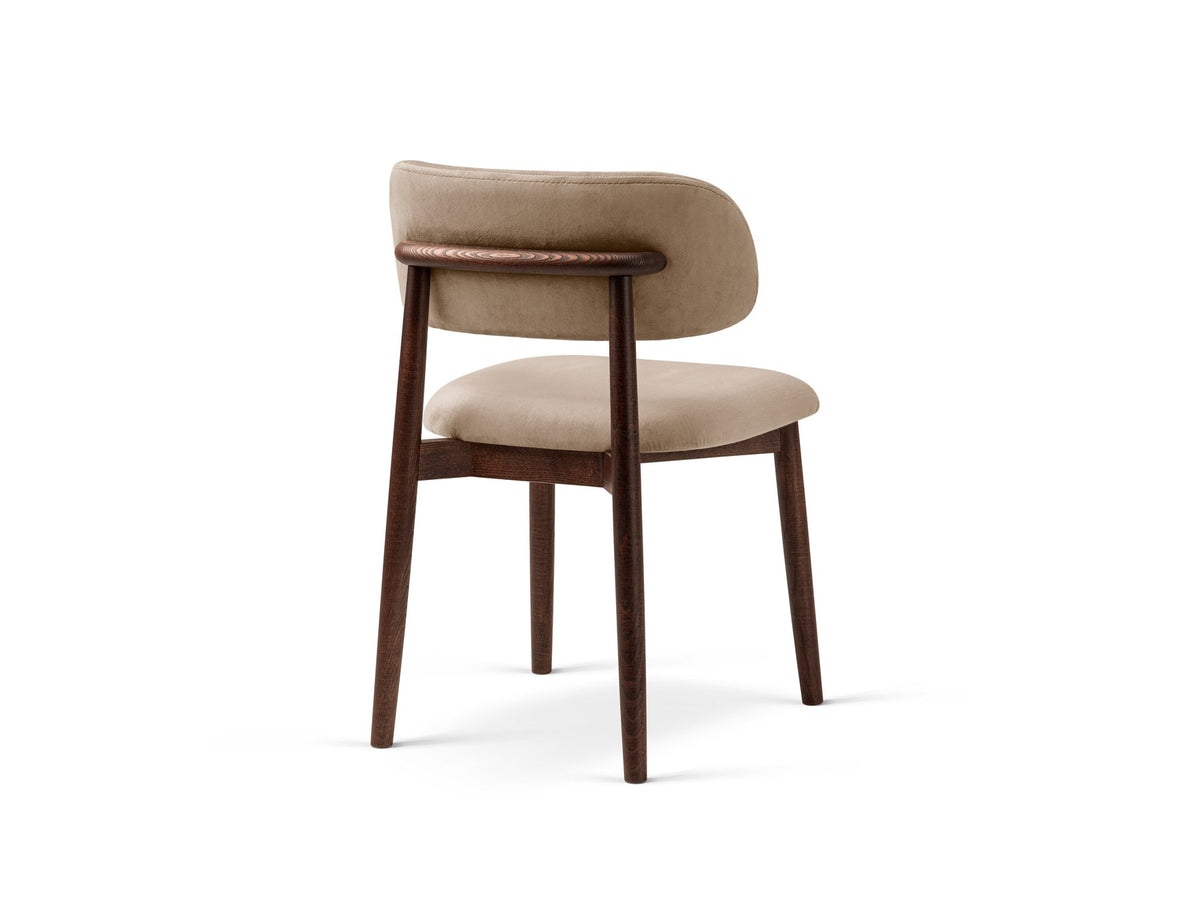 Beige gepolsterter Stuhl mit dick strukturiertem Bouclé-Stoff, gerader Rückenlehne und vier Beinen aus Nussbaumholz, Frontalansicht.