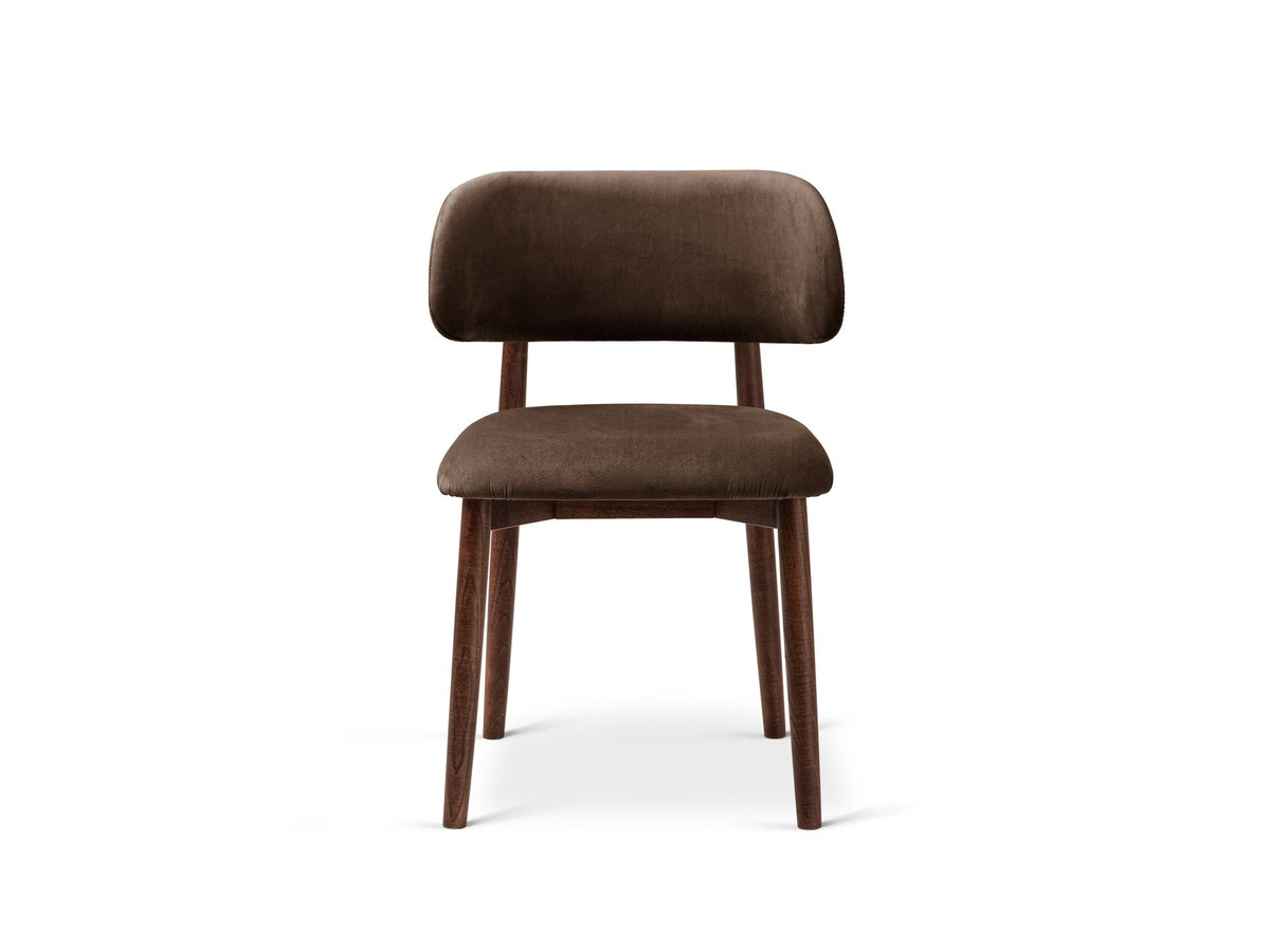 Beige gepolsterter Stuhl mit dick strukturiertem Bouclé-Stoff, gerader Rückenlehne und vier Beinen aus Nussbaumholz, Frontalansicht.