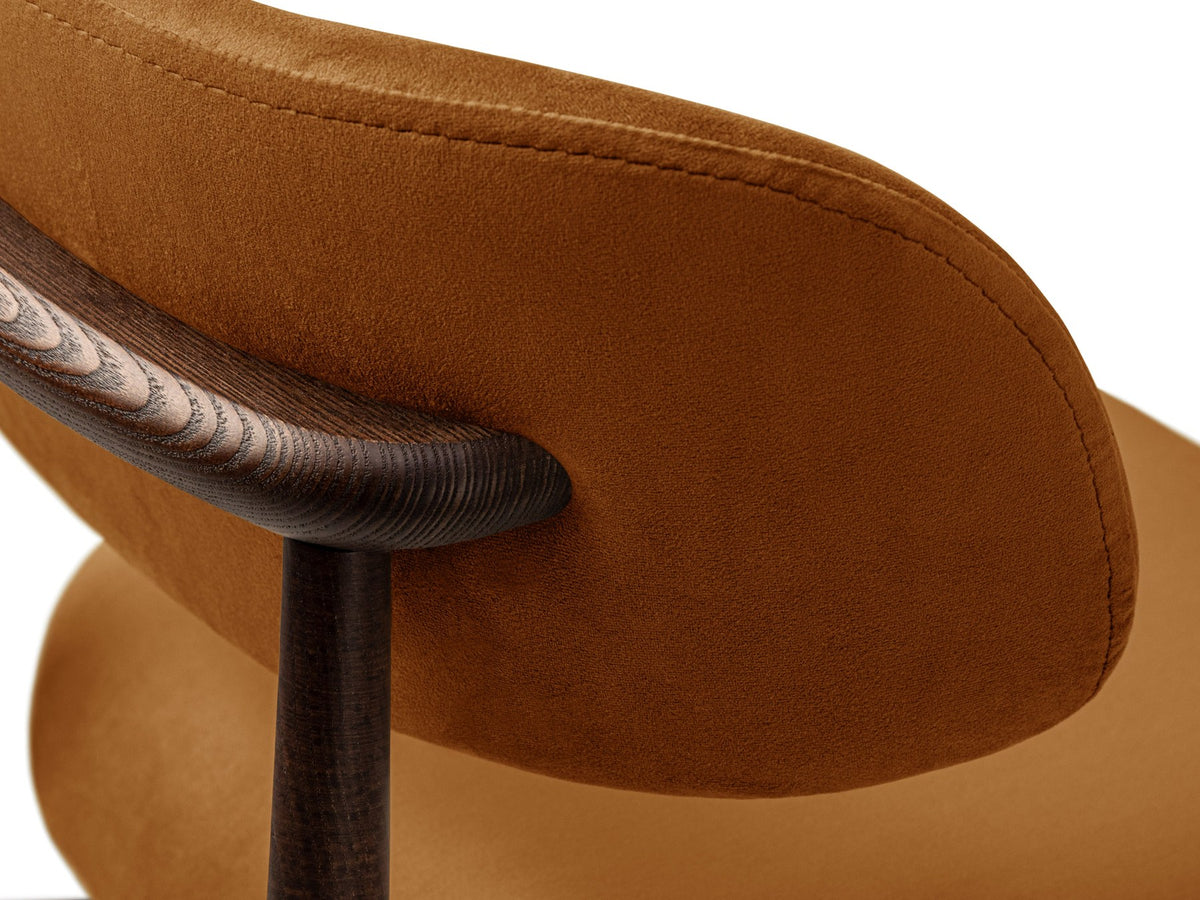 Beige gepolsterter Stuhl mit dick strukturiertem Bouclé-Stoff, gerader Rückenlehne und vier Beinen aus Nussbaumholz, Frontalansicht.